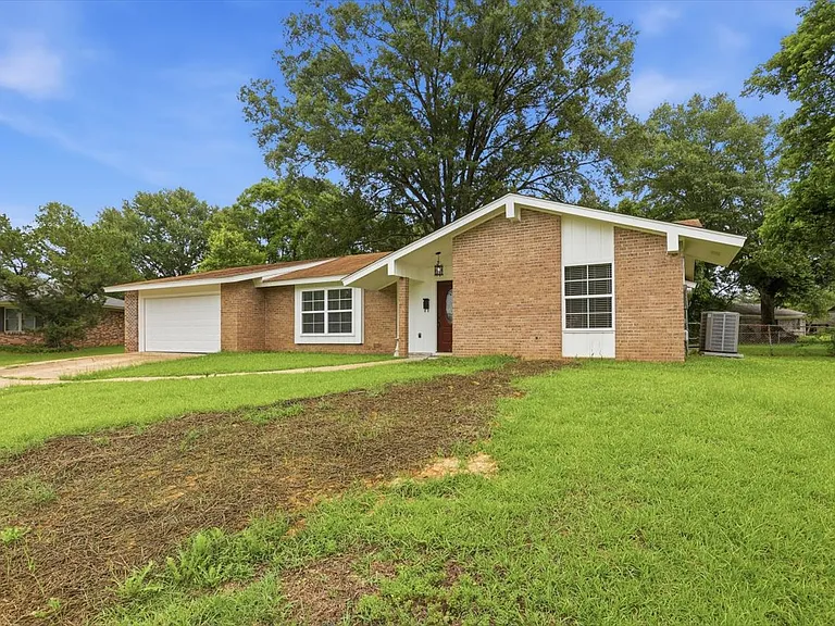 3626 Wilcox Dr — Photo 2