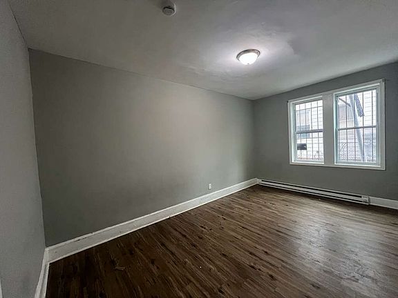 4th image of 408 Leslie St APT 1