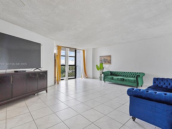 5th image of 600 Parkview Dr APT 611