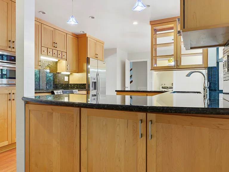 450 Marion Ave — Photo 21