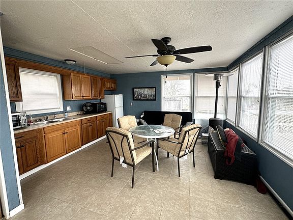 4th image of 223 E Autumn Dr