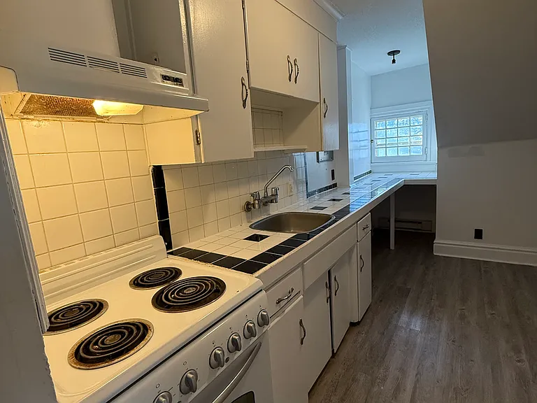 61 Paisley St — Photo 2