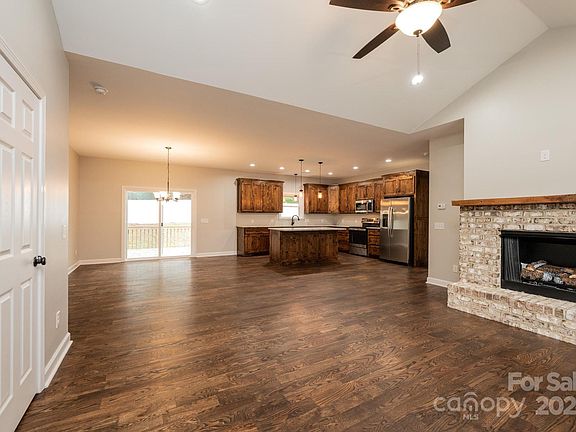 4th image of 106 Eastwood Village Ct