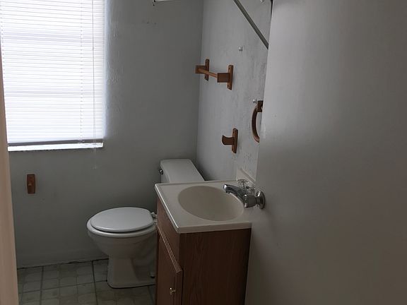 4th image of 710 Loomis Ave