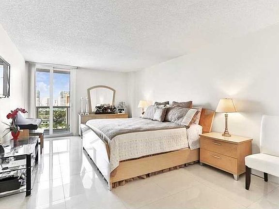 4th image of 100 Bayview Dr Ph 15