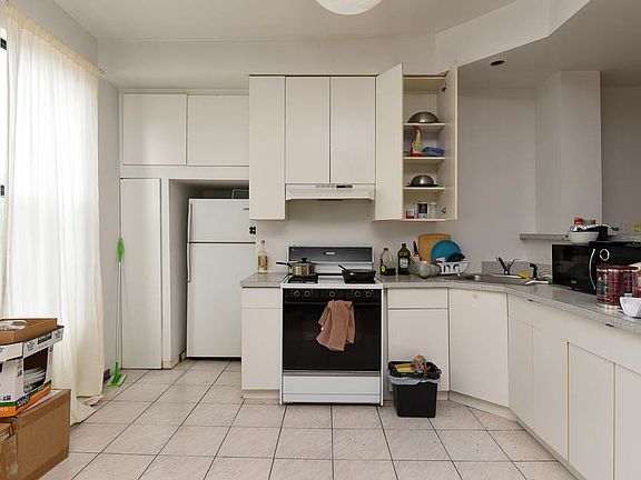 2nd image of 2327 W Ohio St Unit M3