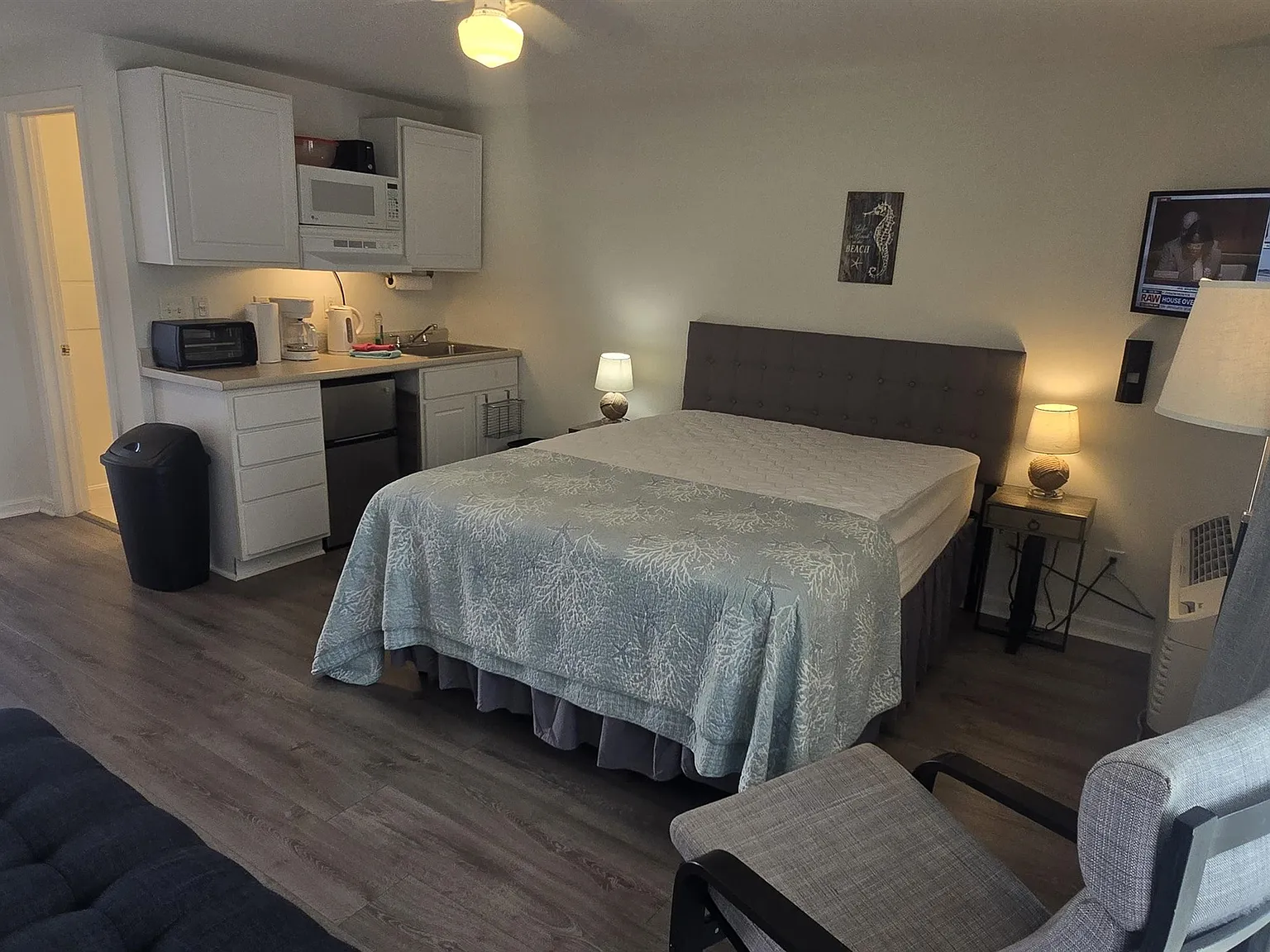 6 Ashworth Ave Condos — Photo 3