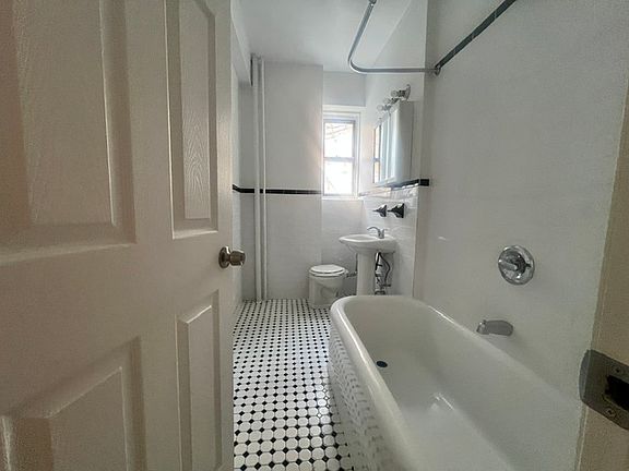 4th image of 1713 Beverly Rd #1F
