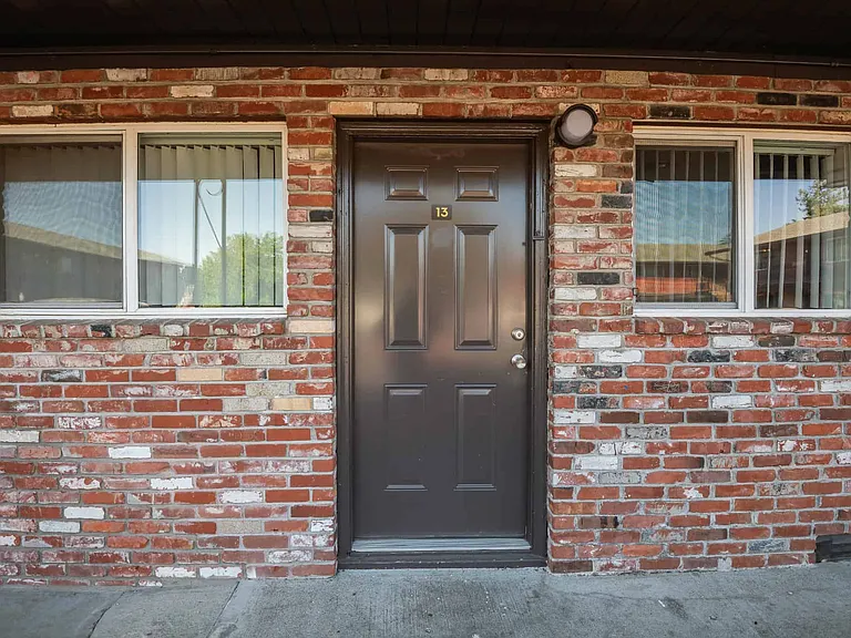 Colonial Villa Apartments — Photo 15