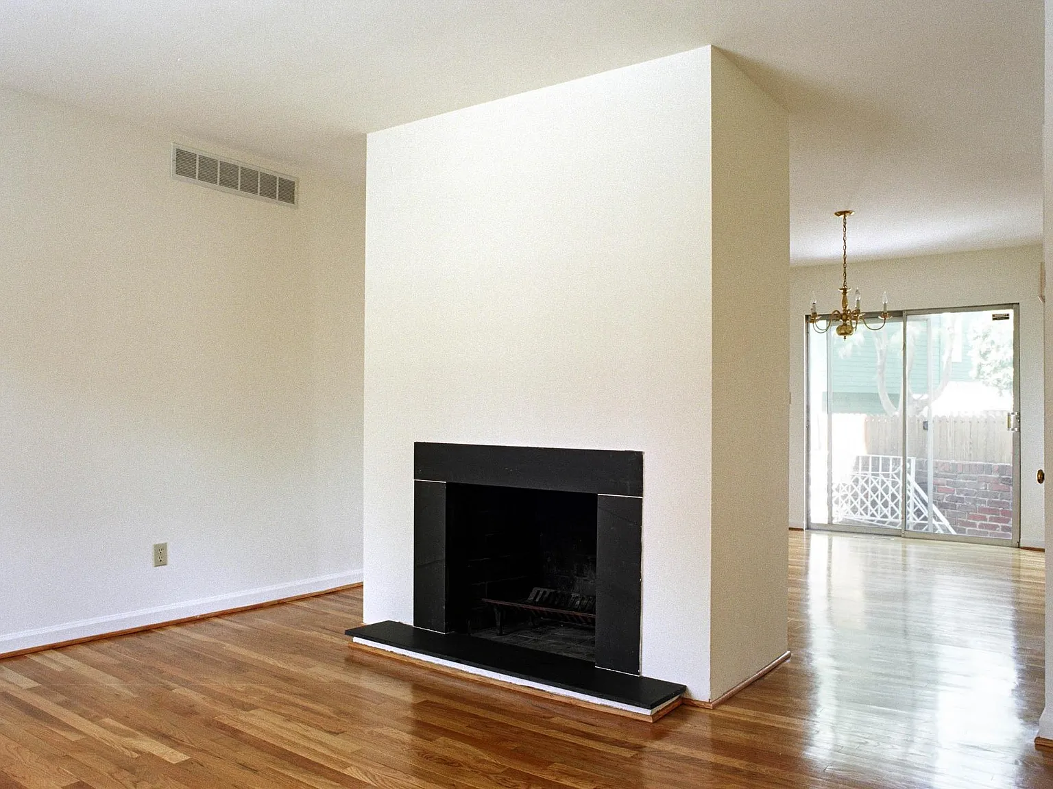 2 bed, 1.5 bath, $2,530 — Photo 2
