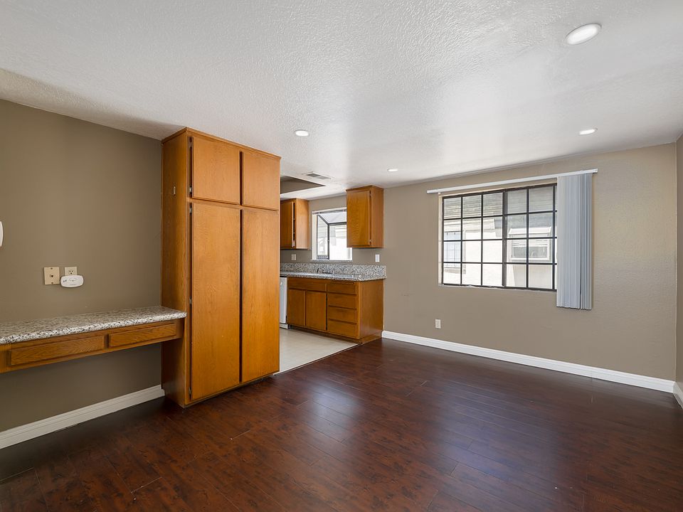 Dining Area/ Built in Office Desk