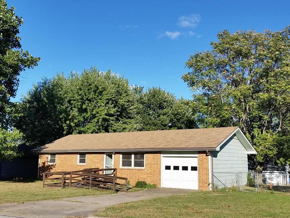 1st image of 102 N Oakwood Ave