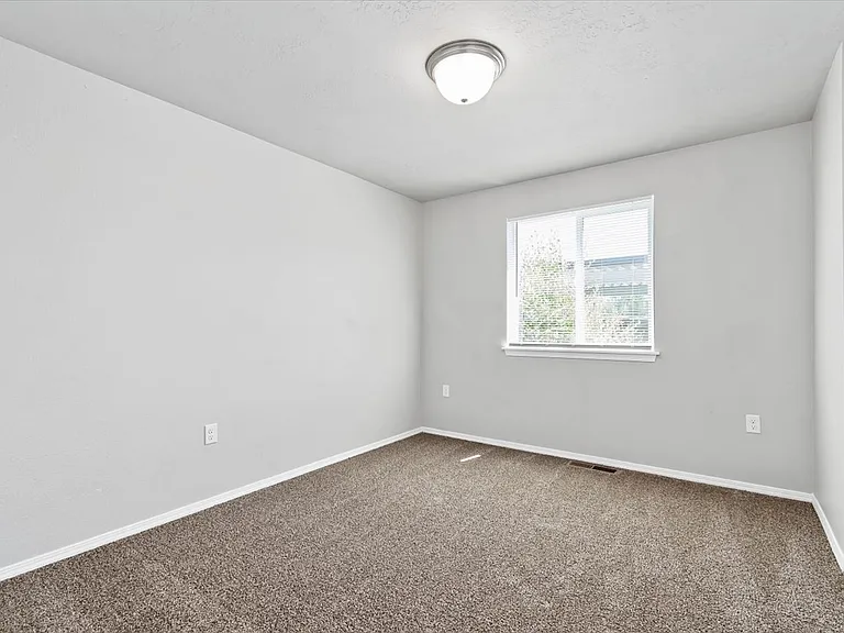 Creekside Apartments — Photo 9
