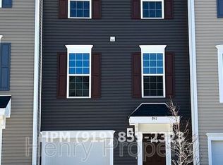 941 Arnold Place Dr, Fuquay Varina, NC 27526