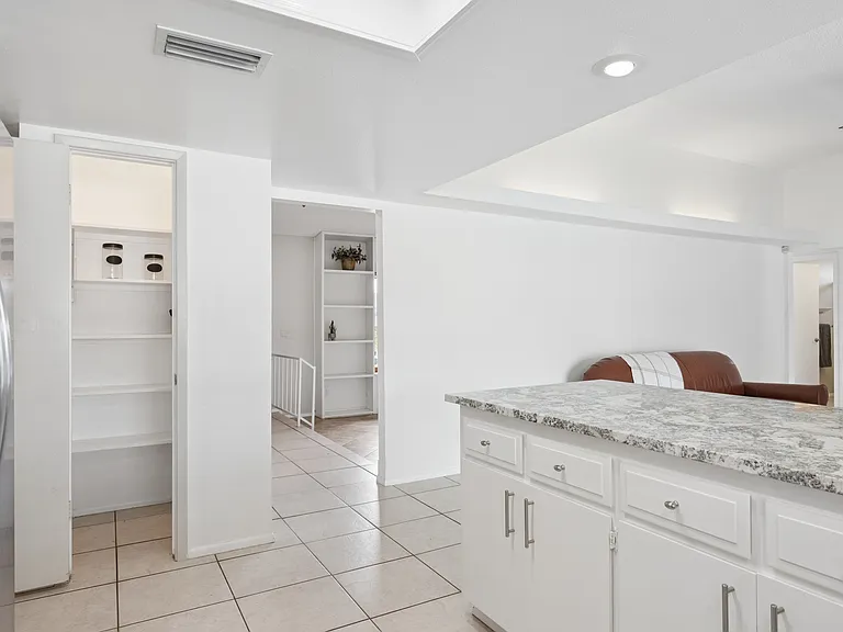 2319 E Loma Vista Dr — Photo 15