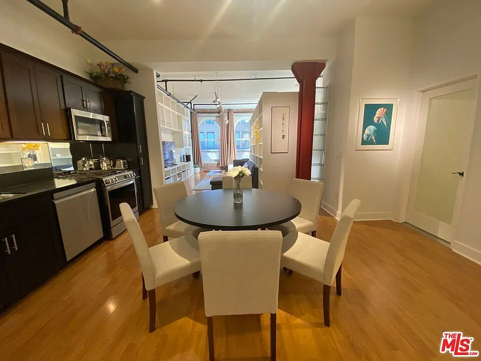 253 S Broadway St — Photo 2