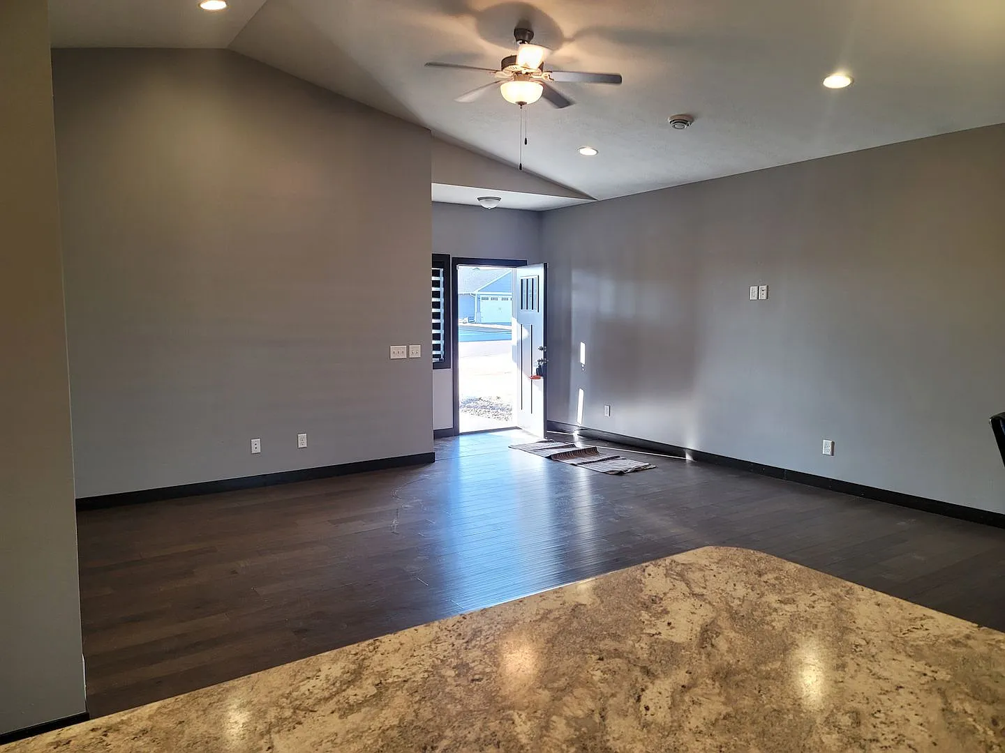 Three bedroom two bathroom triple garage house — Photo 4