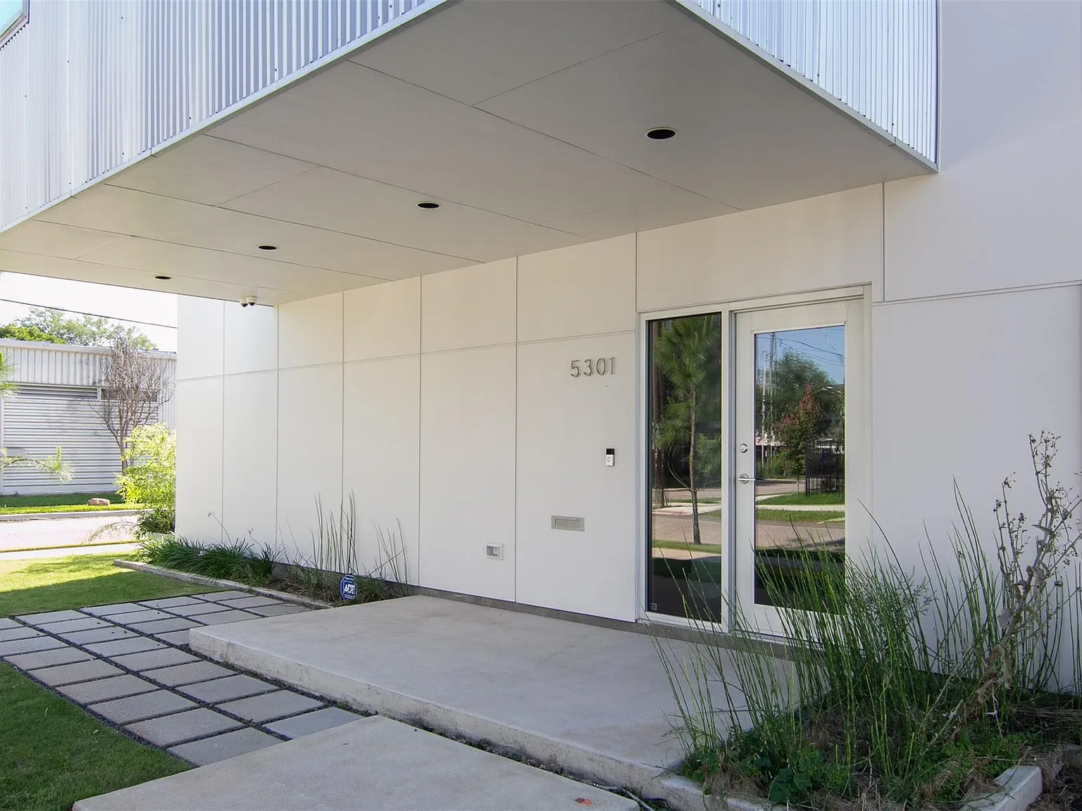 3 bed, 3.5 bath, 2464 sqft, $4,300 — Photo 3