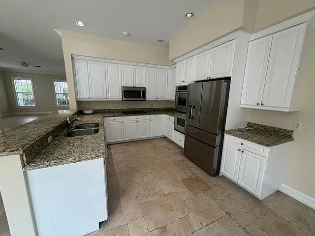 6 bed, 3000 sqft, $6,900 — Photo 4