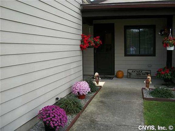 2nd image of 755 Fairway Cir