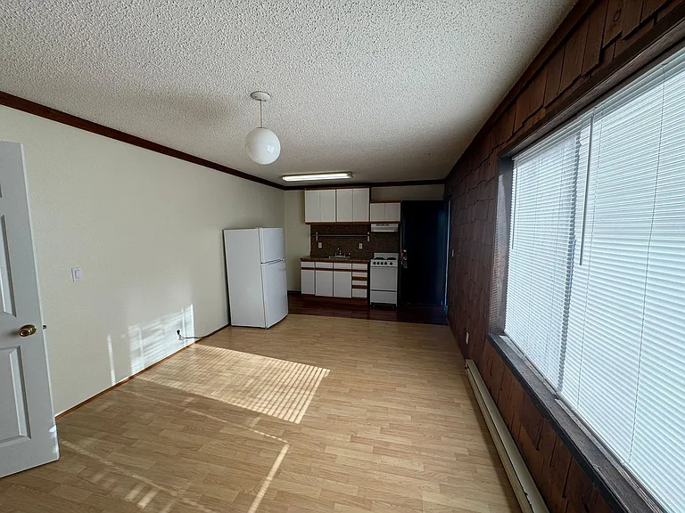 164 NE Douglas St — Photo 16