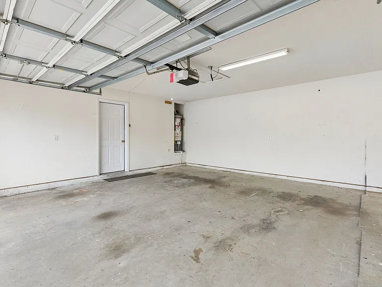 300 Thomas Dr — Photo 14
