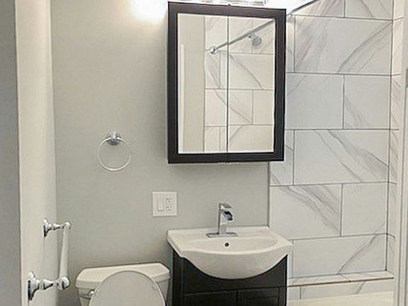 3rd image of 5057-58 N Damen Ave #1W