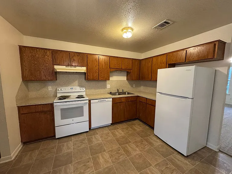 1003 Circle M Dr — Photo 6