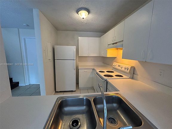 3rd image of 910 Cypress Way E