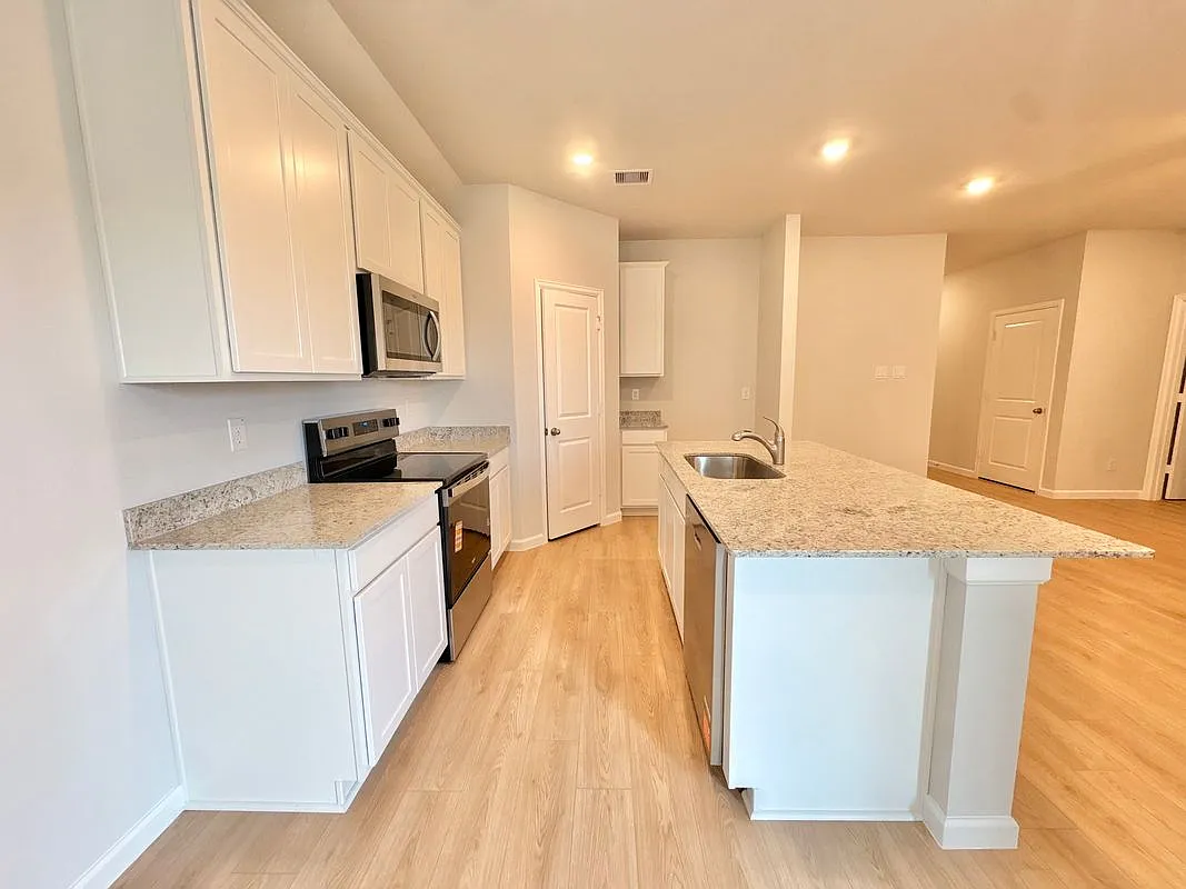 3 bed, 2.0 bath, 1263 sqft, $2,100 — Photo 2