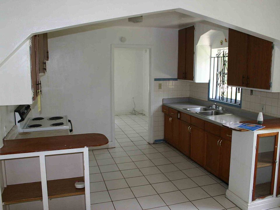 2nd image of 1311 E Columbus Dr
