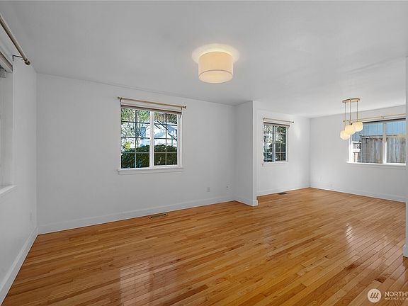 5th image of 3004 Sugarloaf Street SE