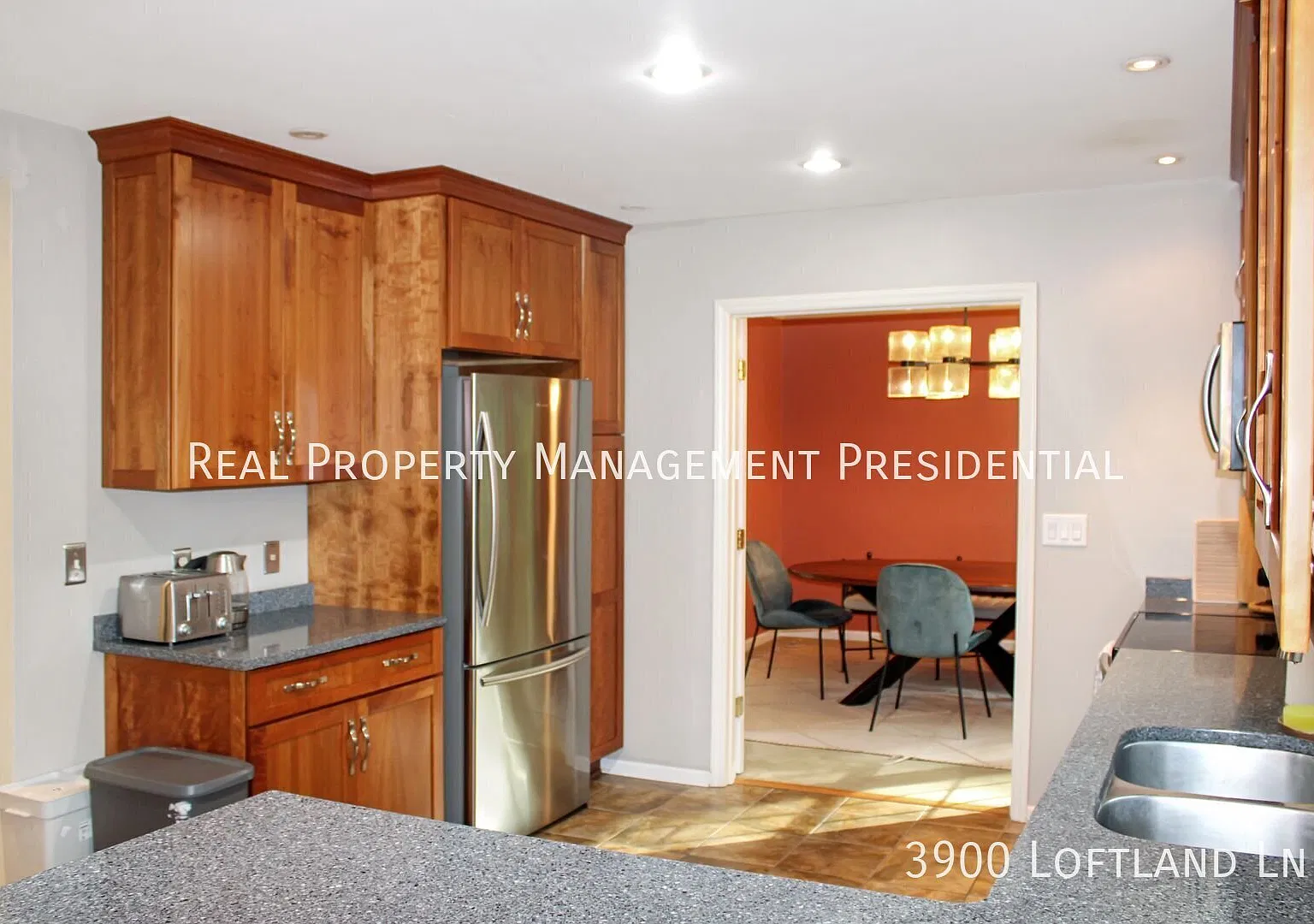 Classic Colonial on 1.5 acres — Photo 4