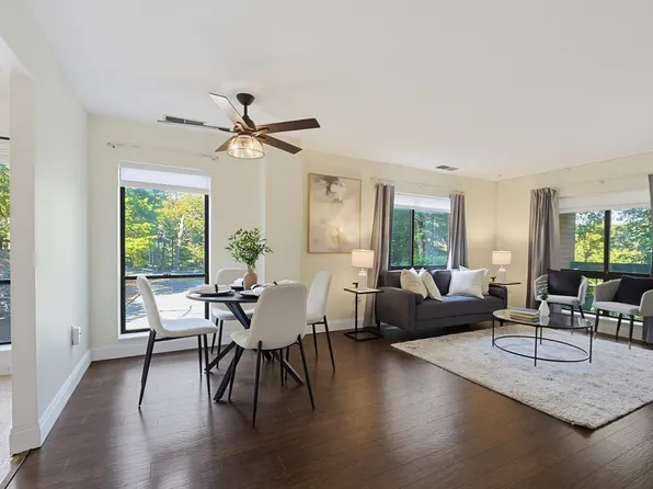 4 Summit Dr APT 001, Reading, MA 01867