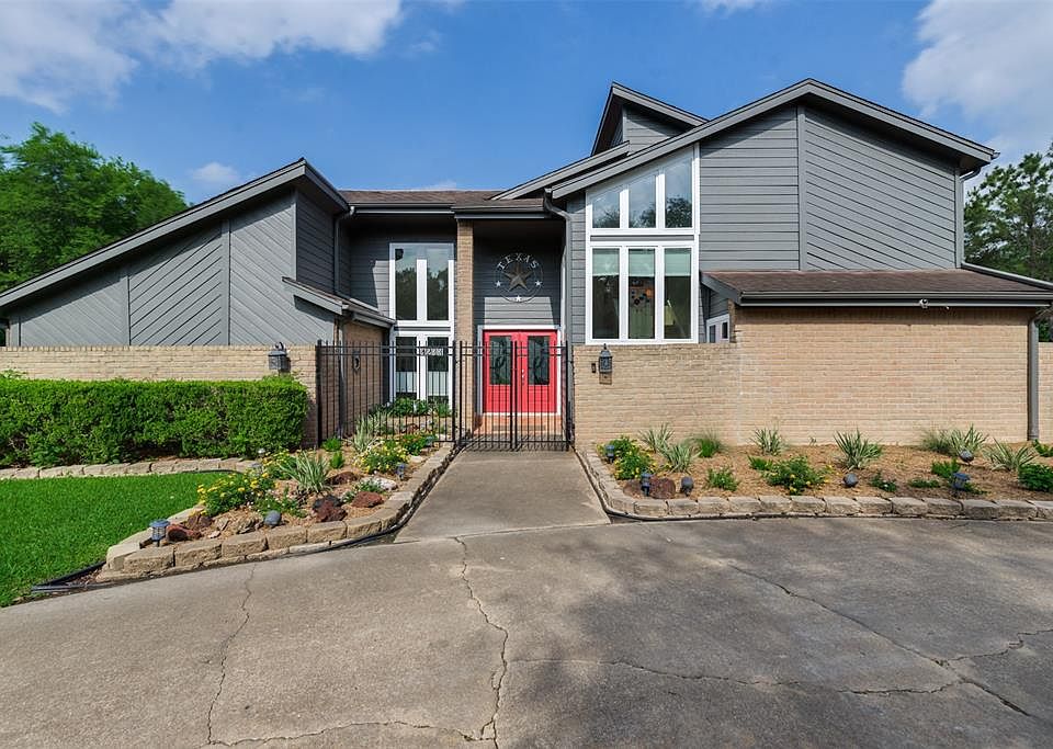 Remodeled home sitting on LARGE lot with a CIRCLE drive and AUTOMATIC electric gate.