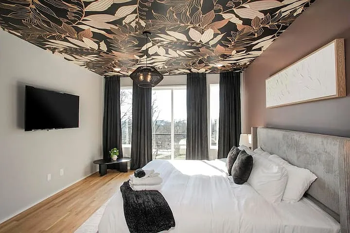 Master bedroom (King bed)