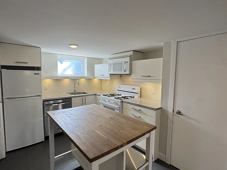 40 Bond St — Photo 8