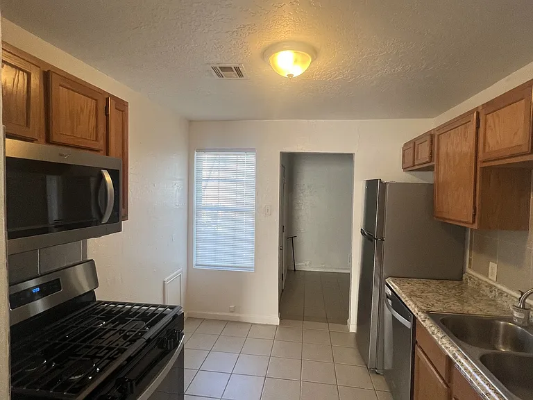 1121 NW Ozmun Ave #4 — Photo 2