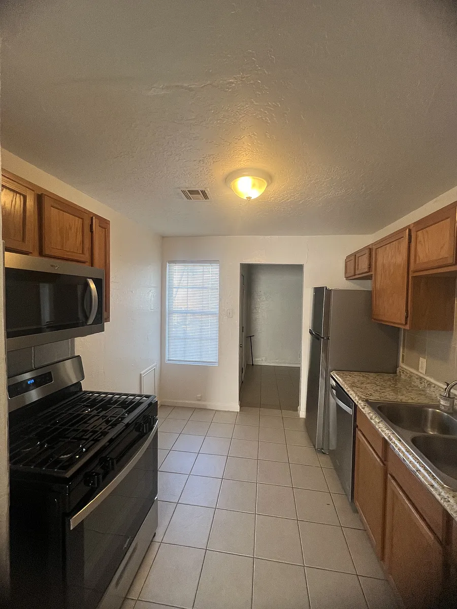 Building Photo - 1121 NW Ozmun Ave #4