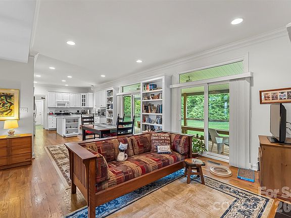 4th image of 6 Southbrook Dr