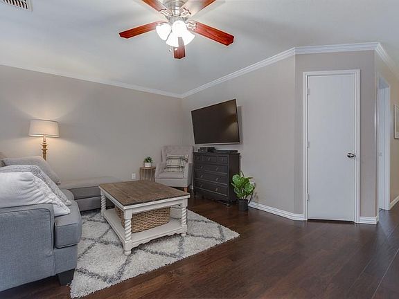 4th image of 2913 Lake Vista Dr
