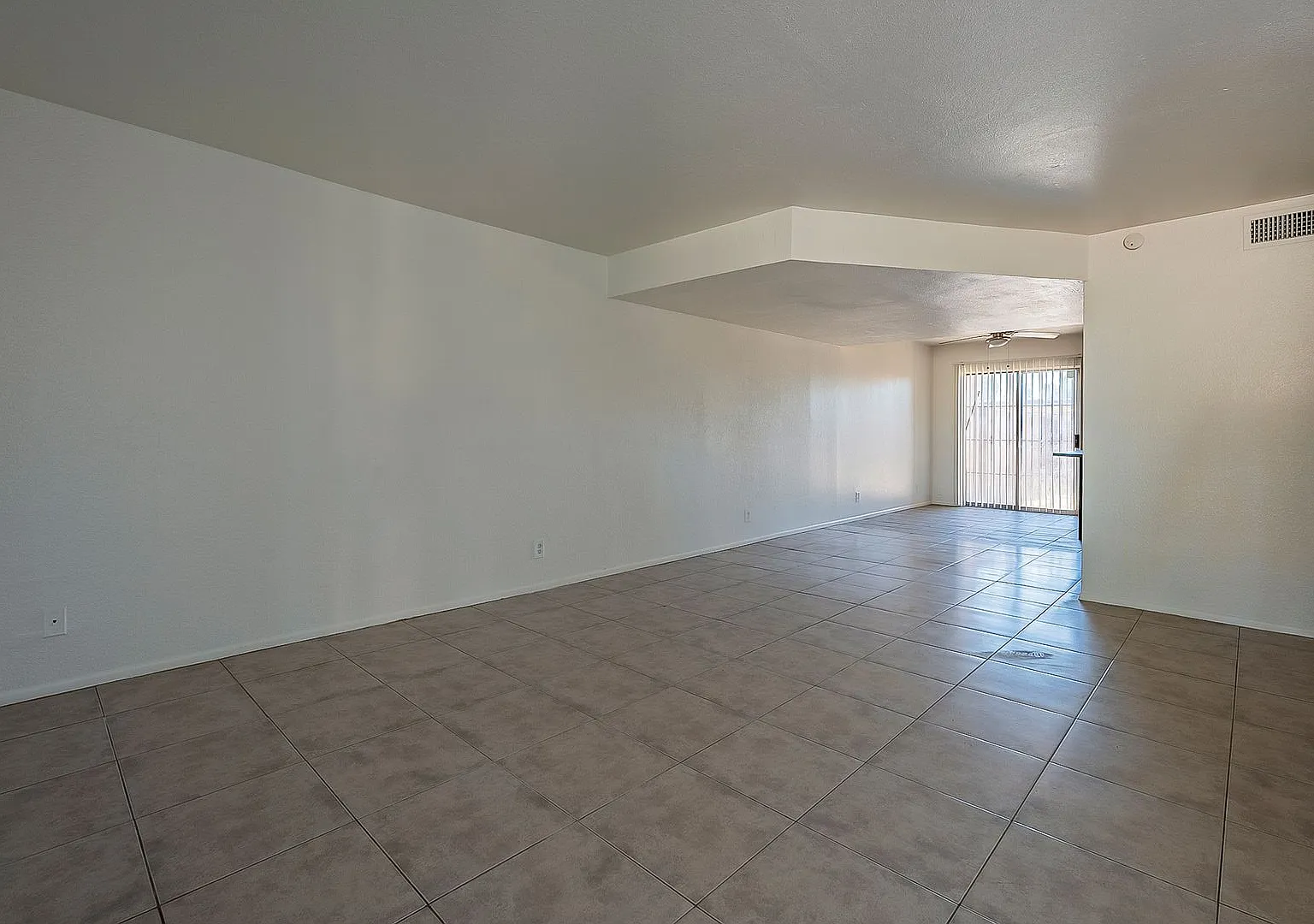 3 bedroom townhome in Glendale — Photo 2