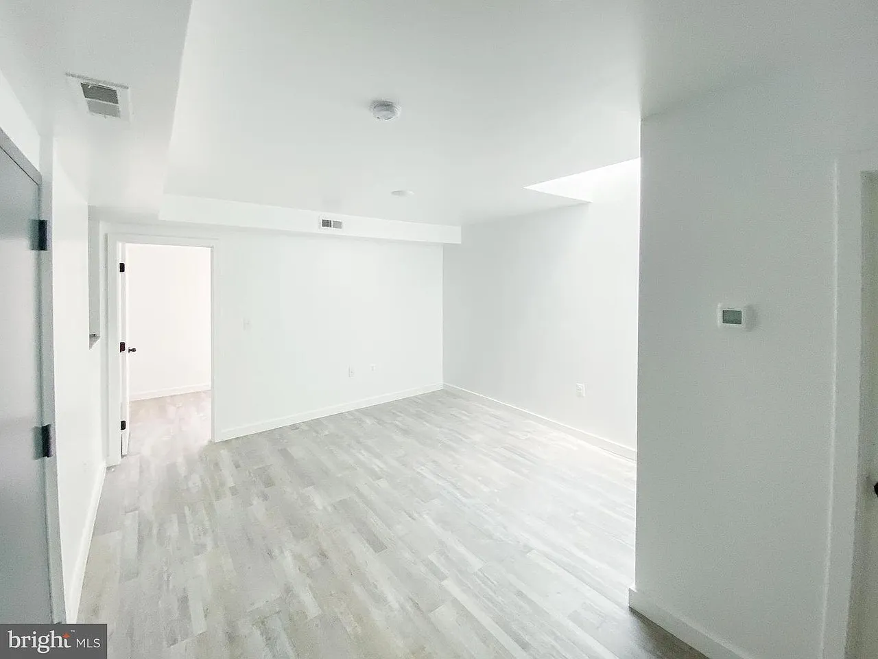 3 bed, 950 sqft, $2,300 — Photo 2