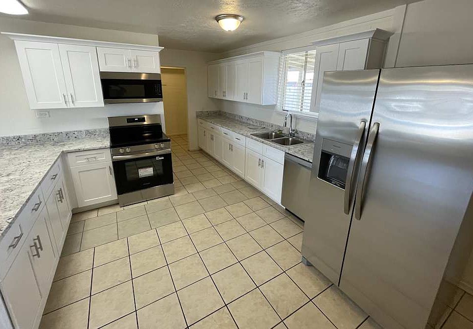 2nd image of 112 Thomas Blvd NW
