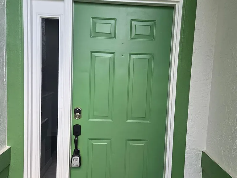 292 Carmel Dr — Photo 2