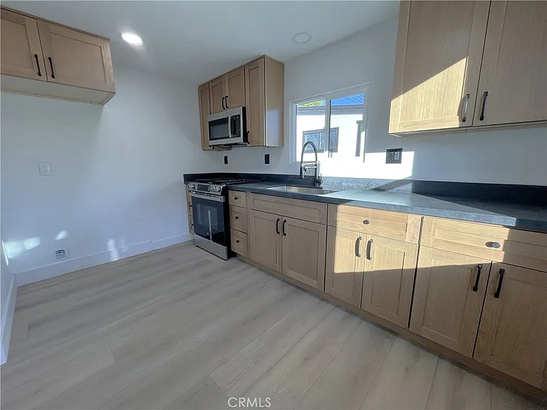 517 1/2 Wildrose Ave — Photo 5