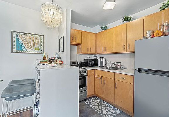 5th image of 165 Christopher St APT 4QQ