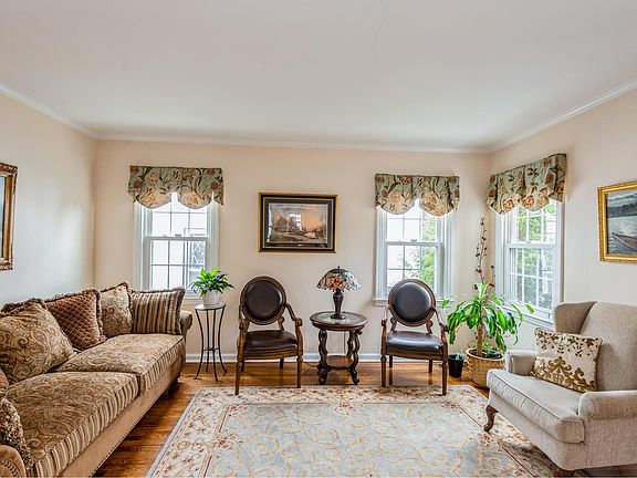 5th image of 223 Arlington St