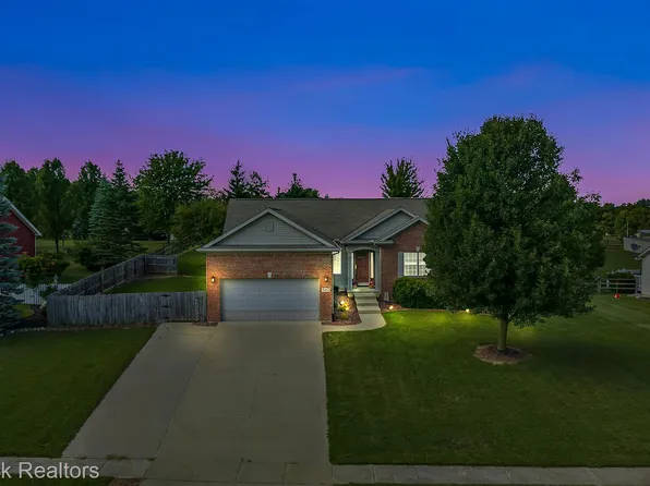 517 Red Maple Dr, Tecumseh, MI 49286