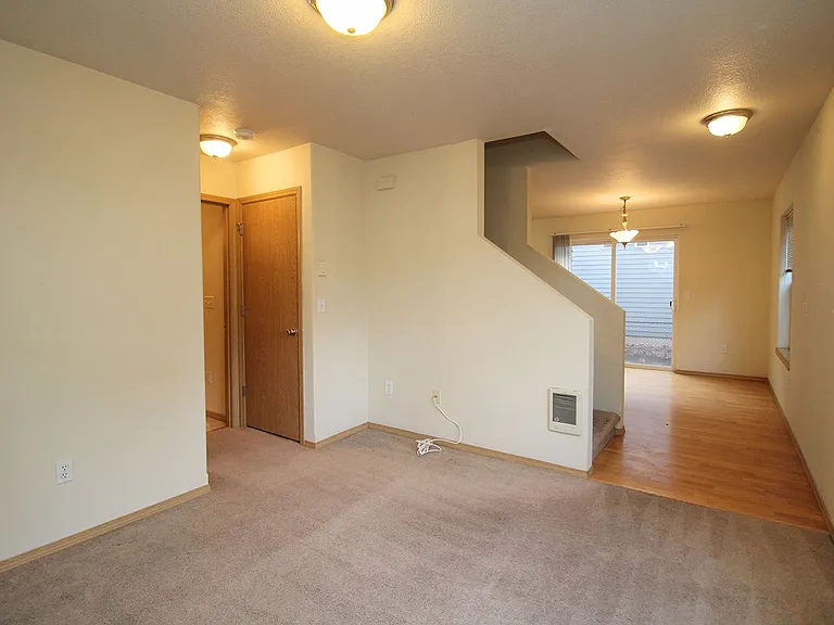 812 N Dekum St — Photo 4